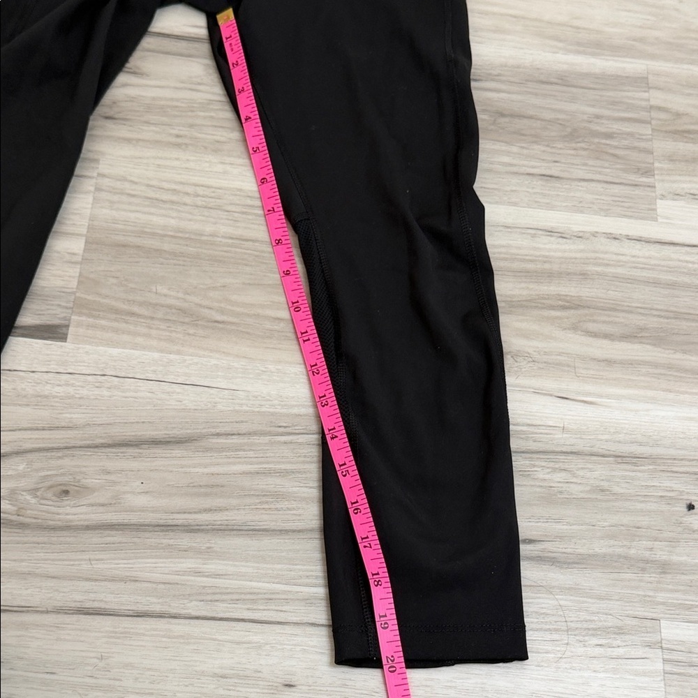 Nike Women’s Black cropped Leggings with White Swoosh size small - Picture 11 of 12